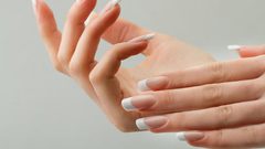 كيف تقومين بتطويل أظافرك وتقويتها