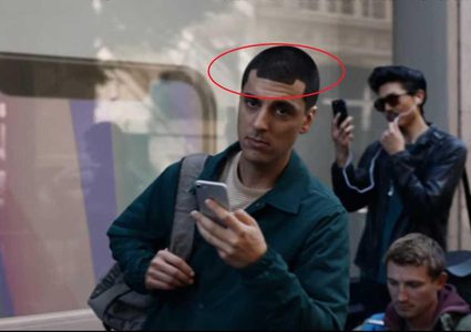 شاهد.. سامسونغ تسخر بقسوة من أبل