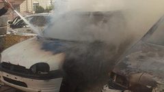 بالصور: اندلاع حريق بمركبات غير قانونية