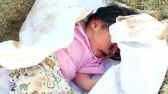 لم يصدق ما رأته عيناه..مواطن يعثر على مولودة مدفونة حية!