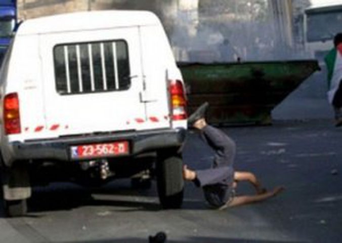 مستوطن يدهس طفلًا من قرية حارس