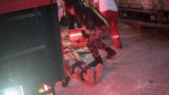 إصابة مواطن بجراح خطيرة بعد أن علق بين شاحنتين