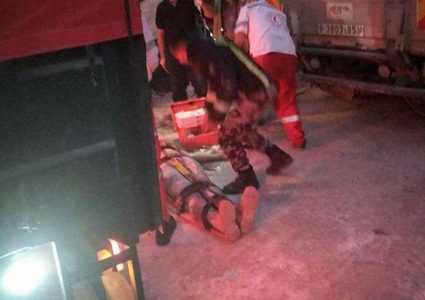 إصابة مواطن بجراح خطيرة بعد أن علق بين شاحنتين