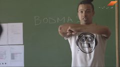 مُعلم يستخدم أغرب طريقة لتعليم طلابه الرياضيات (فيديو)