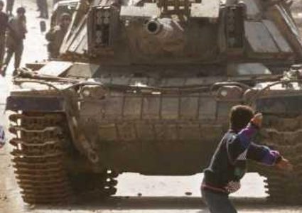 فارس عودة.. حجر الطفل مقابل رتل الميركافا