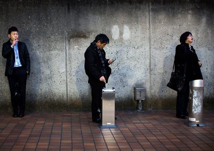 شركة يابانية تعوض موظفيها غير المدخنين