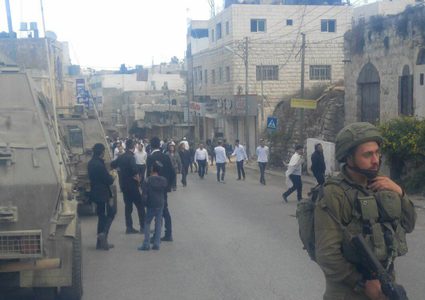 الاحتلال يغلق طريقًا وسط الخليل
