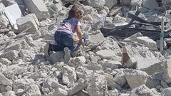 بيده...مقدسي يهدم منزله في سلوان