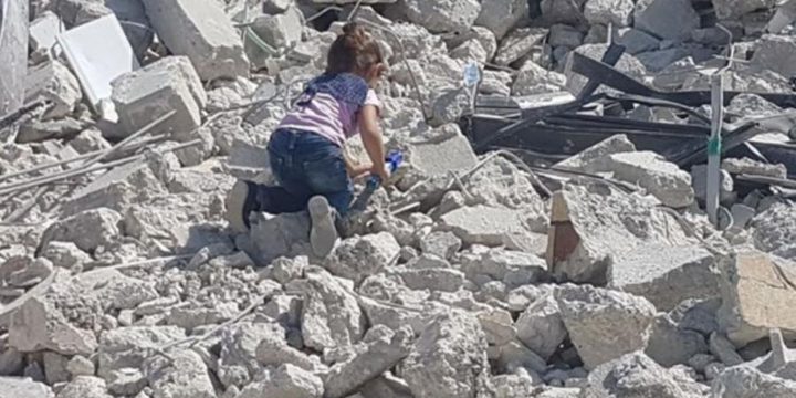 بيده...مقدسي يهدم منزله في سلوان