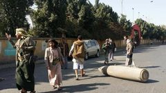 بالصور: صواريخ في شوارع صنعاء سقطت دون أن تنفجر