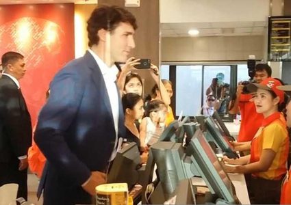 ترودو يفاجئ رواد مطعم بالفلبين