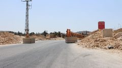 الاحتلال ينصب بوابة حديدية جنوب طوباس