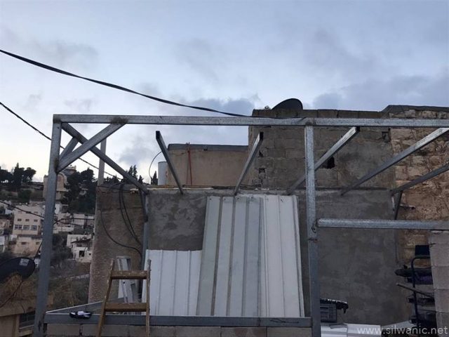 الاحتلال يجبر مقدسيًا على هدم محله بيده