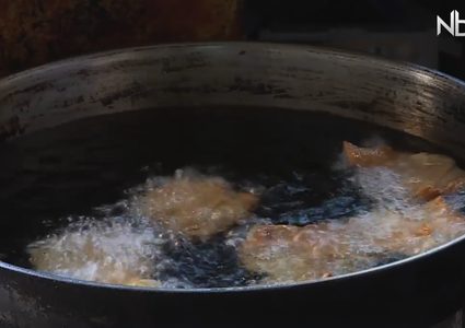 تعرف على طريقة عمل الطمرية (فيديو)