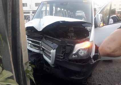 بالصور: إصابات بحادث تصادم بين حافلة وشاحنة في نابلس