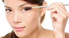 اكتشفي حيل المكياج المبتكرة لإخفاء انتفاخ العينين