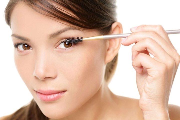 اكتشفي حيل المكياج المبتكرة لإخفاء انتفاخ العينين