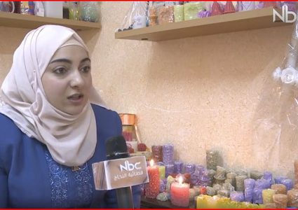 فتاة فلسطينية تصنع الشموع
