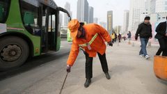 مليونيرة على الرغم من ثرائها تفضل كنس الشوارع!