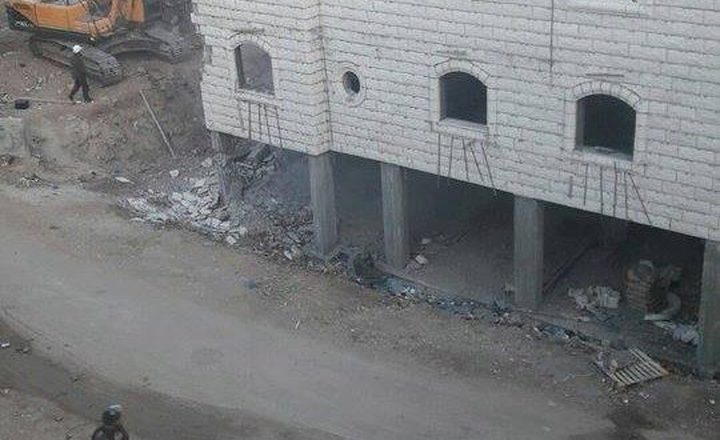 جرافات الاحتلال تهدم بناية قيد الإنشاء بالعيسوية