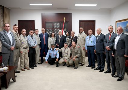 جمعية الكشافة الفلسطينية تقلد الرئيس وسام الغاب" الشارة الخشبية"