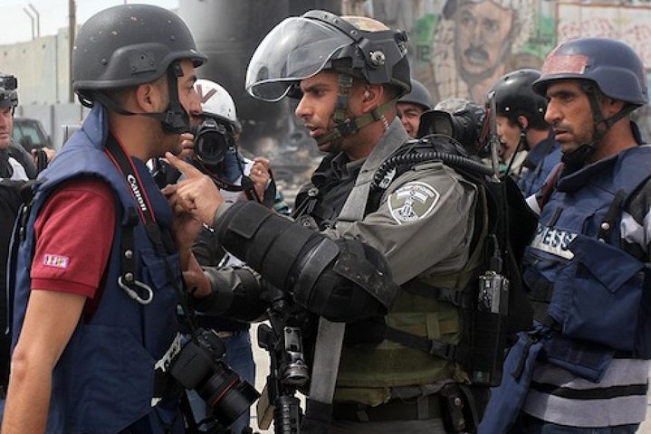 الاحتلال يُفرج عن صحفيين بكفالة مالية