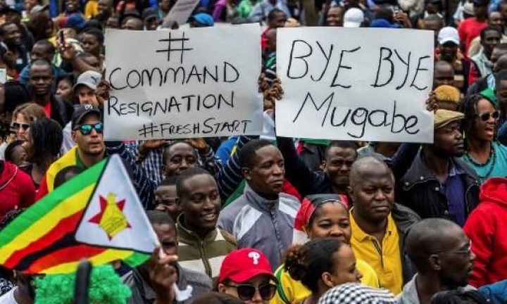 ابتهاجا بسقوط موغابي.. الآلاف يحتفون في شوارع عاصمة زيمبابوي