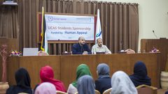 الكلية الجامعية للعلوم التطبيقية تُوفّر مئات المنح الدراسية لطلبتها