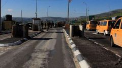 الاحتلال يعيق تحركات المواطنين على مدخل عزون