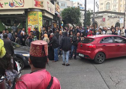 إصابة مواطن برأسه إثر سقوط آلة تصوير على رأسه