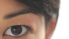 الجفون الناعسة مشكلة كبيرة كيف تتخلصي منها
