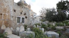 مستوطنون يدمرون 6 قبور في القدس