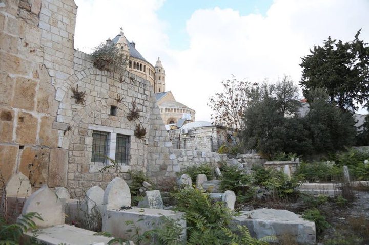 مستوطنون يدمرون 6 قبور في القدس