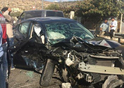 بالصور: إصابة ثلاثة مواطنين بحادث تصادم مروع