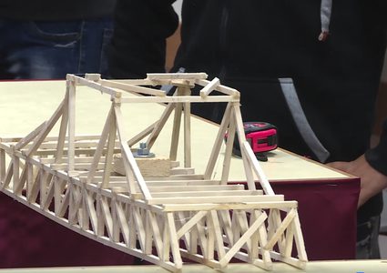 مسابقة "الجسور الخشبية" في جامعة النجاح (فيديو)