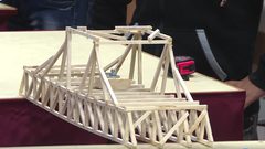 مسابقة "الجسور الخشبية" في جامعة النجاح (فيديو)