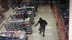 بالفيديو - طفله بيد وسلاحه باليد الاخرى!