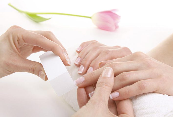 دليلك للعناية بأظافرك بمكونات في البيت