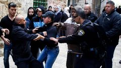 الاحتلال يفرض الحبس المنزلي على فتاتين وشاب