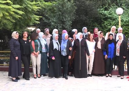 الصداقة على مقاعد الدراسة (فيديو)