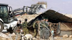 الاحتلال يهدم مسكنا وبركسا في الجفتلك