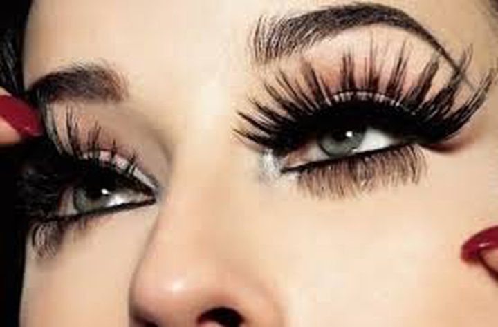 كيف تطبقين الرموش المستعارة بشكل صحيح