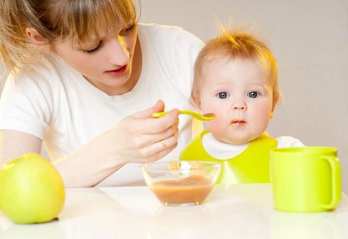 أمور مهمة في التعامل مع طفلك في شهوره الأولى