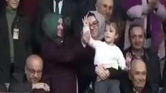 طفلة تتسبب بقطع خطاب أردوغان (فيديو)