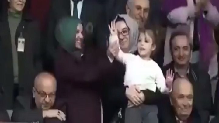 طفلة تتسبب بقطع خطاب أردوغان (فيديو)