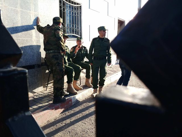 استعداد ضباط الأمن الوطني للطابور الصباحي في معبر رفح