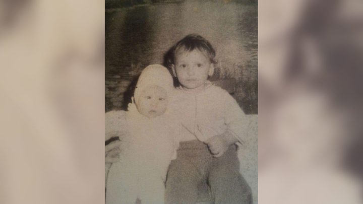 بعد ربع قرن.. صورة قديمة غيرت حياة شاب إلى الأبد