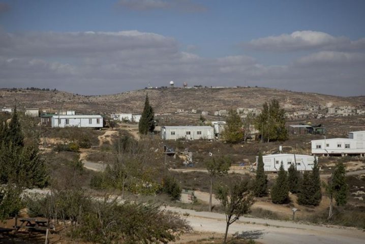 مستوطنون يزيلون "كرفانات" جنوب بيت لحم