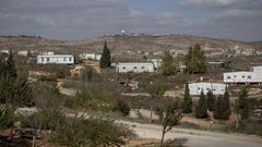 مستوطنون يزيلون "كرفانات" جنوب بيت لحم