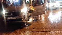 إصابة 10 مواطنين في حادثي سير